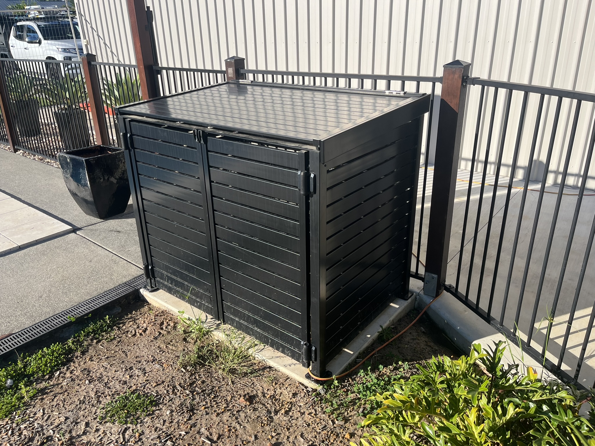 Aluminium slat fencing